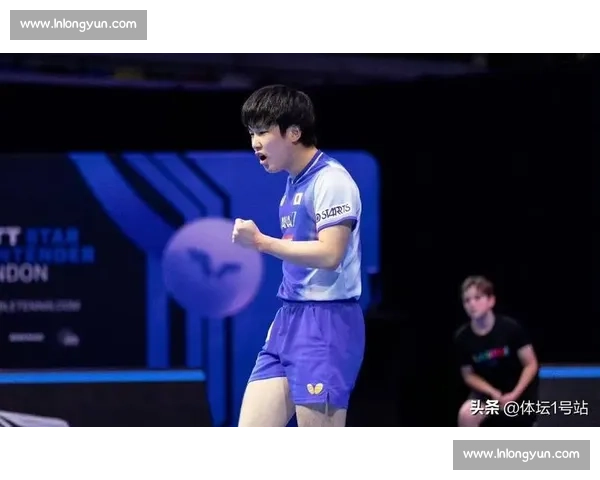 颁奖台冰火两重天：张本智和黑脸弃杯，华裔名将笑捧冠